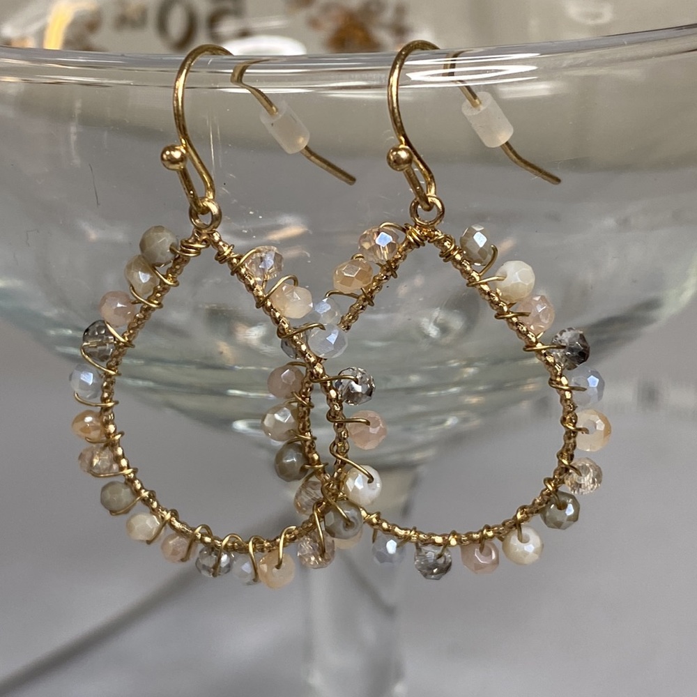 Dainty and feminine sparkly wire and faceted bead earrings - Picture 2 of 4